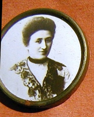 Rosa Luxemburg. Anstecknadel aus dem Besitz von Ernst Kelterborn. StA Göttingen 