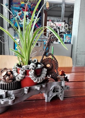 Bloemstuk in een zijdeksel van een bromfietsmotor 