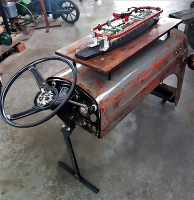 Overgebleven motorkap en stuurwiel van een Ferguson tractor