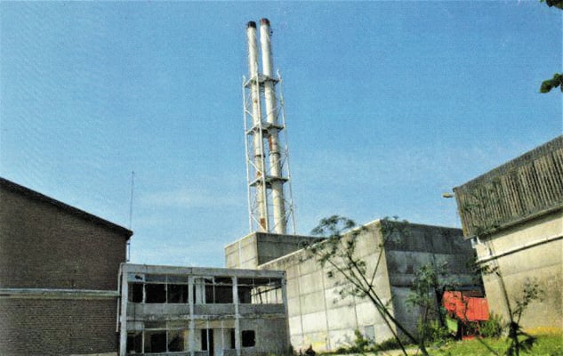 De schoorsteen van de grasdrogerij