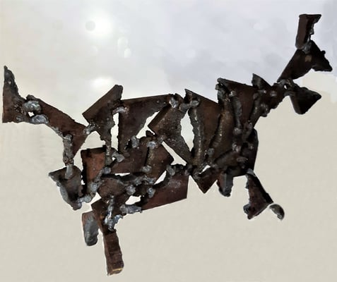 Hond van afvalstukken plaatijzer