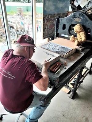 Arno aan het tekenen