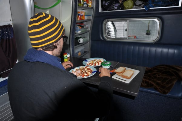 Erstes Abendessen im Van (Campimg La Fôret