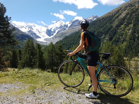 Fahrt auf den Bernina Pass mit Sicht auf den Morteratsch Gletscher
