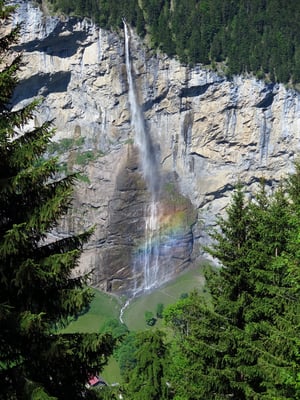 Sicht von oben auf den Staubbach Wasserfall mit Regenbogen