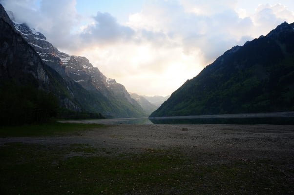 Schöne Abendstimmung am Ufer