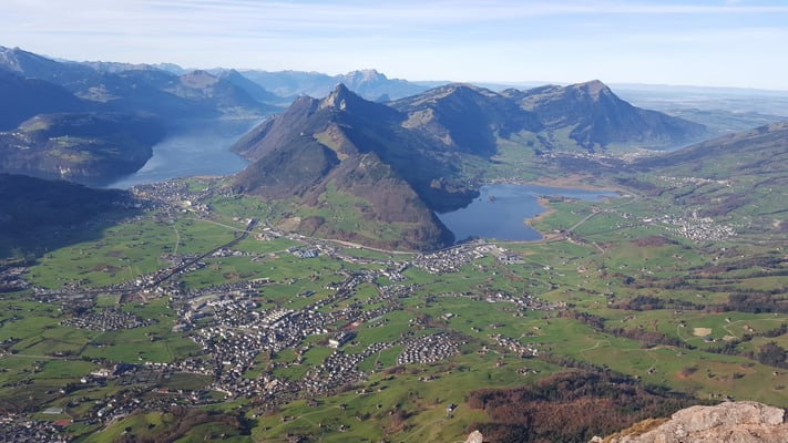 Sich vom Gipfel auf den Vierwaldstätter- und Lauerzersee
