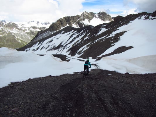 ..über die ersten Schneefelder