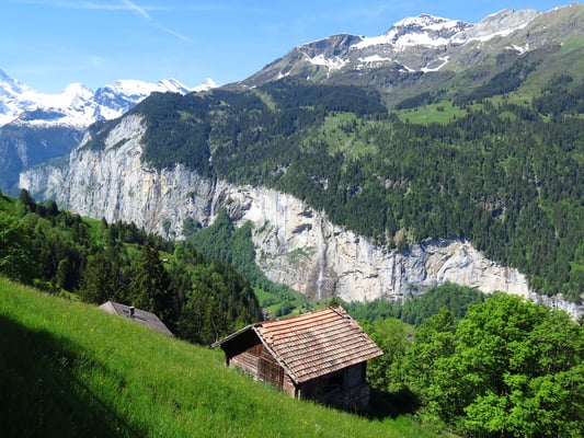 Sicht über das Tal (Felswände auf der anderen Seite für Basejumper geeignet)