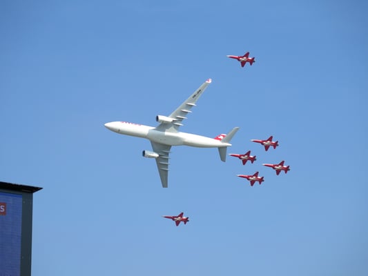 Airbus 330 mit Patrouille Suisse