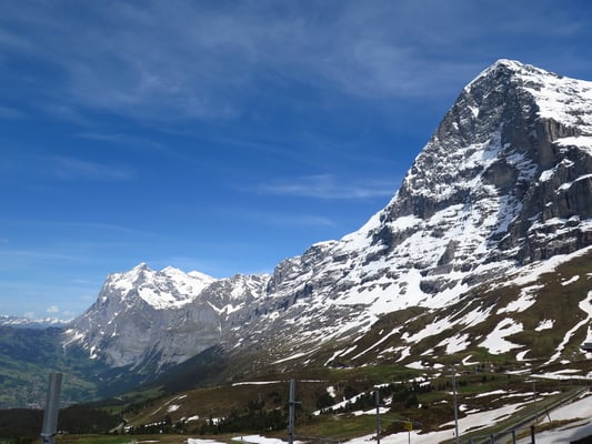 hinten links die grosse Scheidegg und im Vordergrund die Eigernordwand
