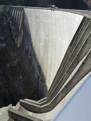 220 Meter Staudamm - Wer genau hinsieht, sieht einen Menschen am Bungee Jumping von der Mauer