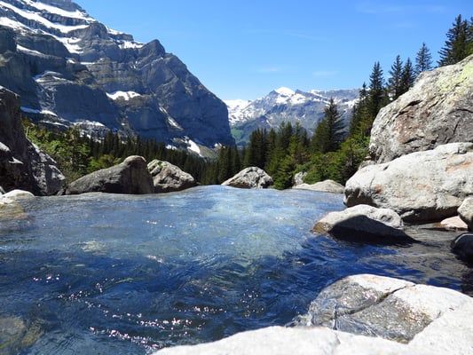 Biglenalp im Hintergrund das Schilthorn