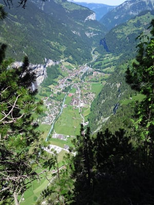 Staldenfluh: Sicht von oben auf Lauterbrunnen