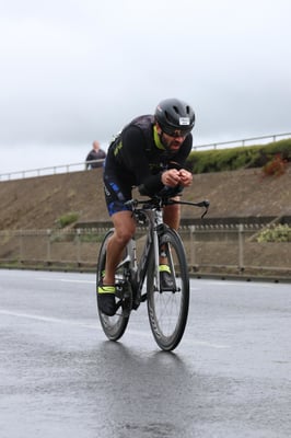 Los gehts auf dem Rad im Regen und Wind