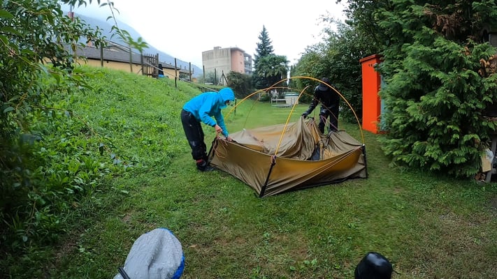 Erstes Mal Zelt aufstellen im Dauerregen