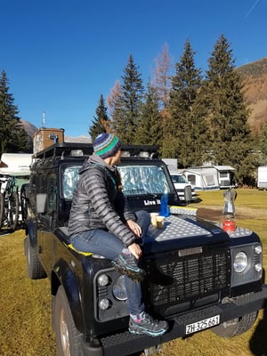 ...Aufwärmen an der Morgensonne mit Kaffee