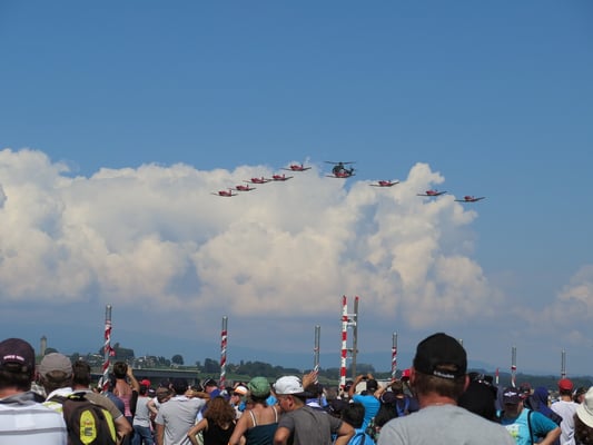 PC-7 Team mit Super Puma