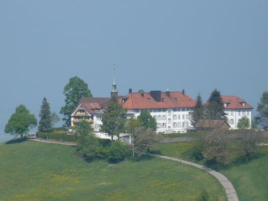 Kloster direkt neben dem ehemaligen Raktenabwehrsystem