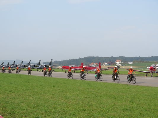 Schweizerarmee auf Fahrräder :)