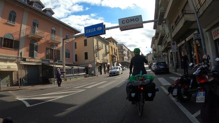 Wir sind über die Grenze und jetzt in Italien auf dem Weg nach Como