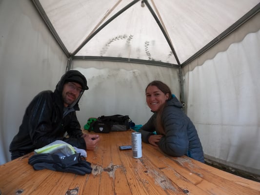 Nachtessen unter dem Unterstand vom Camping