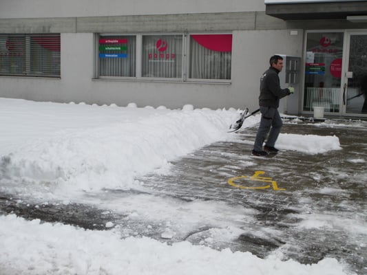 Winterdienst: Gewerbehaus in Hausen 