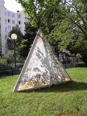 Corine_Sylvia_Congiu-20_2009-Pochoir-GENIE-JARDINS-TRIANGLE EQUILATERAL-233cmx233cmx233cm-hauteur200cm-Peinture à la bombe
