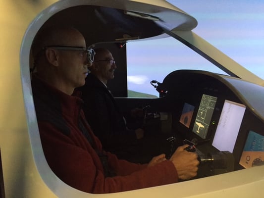 Konzentrierte Teilnehmer testen die Eyetracking-Brille gleich selbst im Simulator.