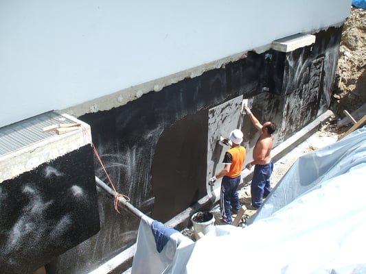Kellerabdichtung mit zwei Komponenten Bitumen Kunststoff in 3 Arbeitsgängen