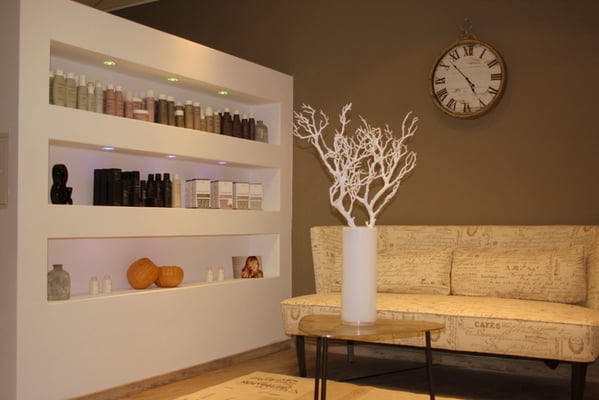 Umbau Friseursalon, Einbau von Trockenbau Wänden und Regalen