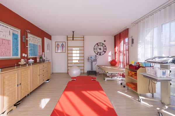 Behandlungsraum Physiotherapie gross, PhysioPlus Delgrosso Widnau Au Heerbrugg Balgach Berneck Diepoldsau Rebstein Rheintal, Physiotherapieliege, Massageliege,  ©nussbaumerphotogarphy.com