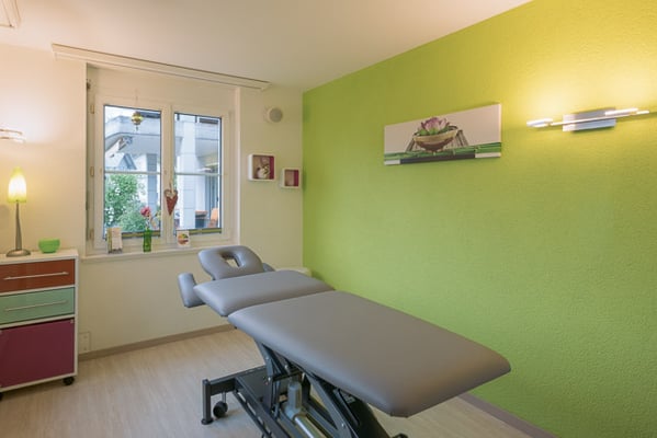 Behandlungsraum Physiotherapie, PhysioPlus Delgrosso Widnau Au Heerbrugg Balgach Berneck Diepoldsau Rebstein Rheintal, Physiotherapieliege, Massageliege,  ©nussbaumerphotogarphy.com