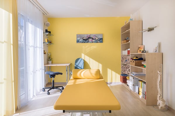 Behandlungsraum Physiotherapie, PhysioPlus Delgrosso Widnau Au Heerbrugg Balgach Berneck Diepoldsau Rebstein Rheintal, Physiotherapieliege, Massageliege,  ©nussbaumerphotogarphy.com
