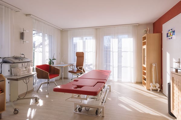 Behandlungsraum Physiotherapie gross, PhysioPlus Delgrosso Widnau Au Heerbrugg Balgach Berneck Diepoldsau Rebstein Rheintal, Physiotherapieliege, Massageliege,  ©nussbaumerphotogarphy.com