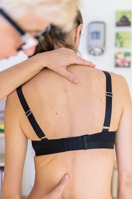 Behandlung nach Schleudertrauma bei PhysioPlus Delgrosso Widnau Au Heerbrugg Balgach Berneck Diepoldsau Rebstein Rheintal, ©nussbaumerphotography.com