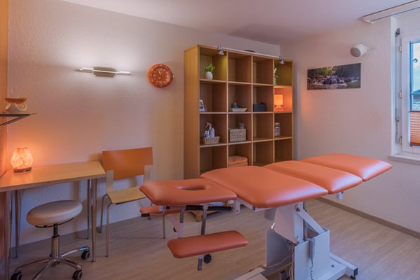 Behandlungsraum Physiotherapie, PhysioPlus Delgrosso Widnau Au Heerbrugg Balgach Berneck Diepoldsau Rebstein Rheintal, Physiotherapieliege, Massageliege,  ©nussbaumerphotogarphy.com