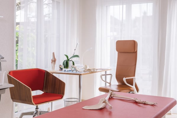 Behandlungsraum Physiotherapie  gross, PhysioPlus Delgrosso Widnau Au Heerbrugg Balgach Berneck Diepoldsau Rebstein Rheintal, Physiotherapieliege, Massageliege,  ©nussbaumerphotogarphy.com