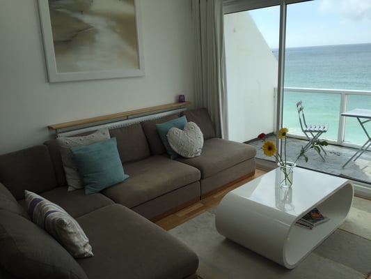 Wohnzimmer mit Balkon