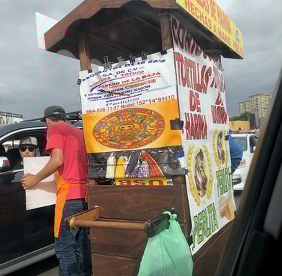 Für die Rückfahrt nach San Diego  warten wir 1 1/2 h an der Grenze. Das ist noch human. Die cleveren Händler nutzen den Stau für Business!