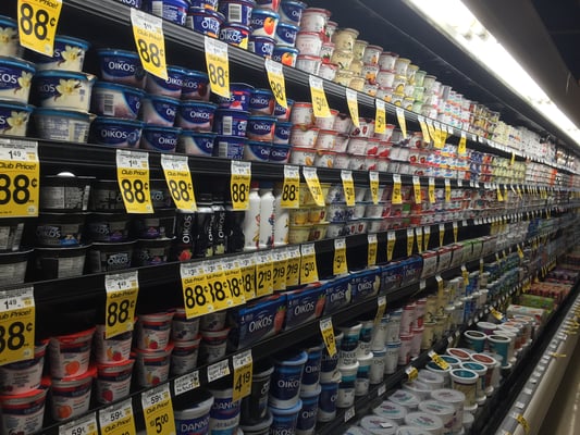 Eine Wand voller Joghurts - wer die Wahl hat die Qual oder so...