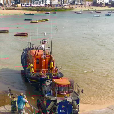 Die Wasserrettung hat den Einsatz erfolgreich abgeschlossen und bringt das Schiff zurück in die Zentrale.