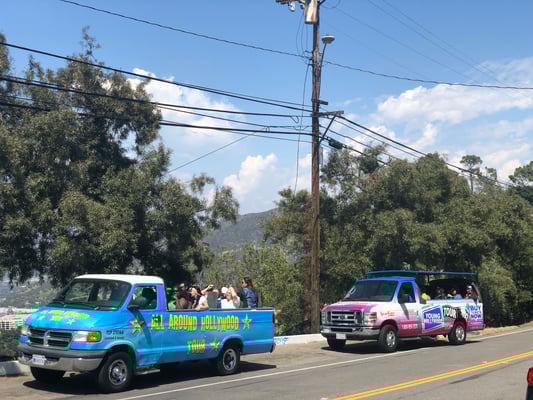 Touristenbusse auf dem Mulholland Drive