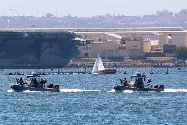 Die US Navy führt bewaffnet bis an die Zähne die stolze Parade an!