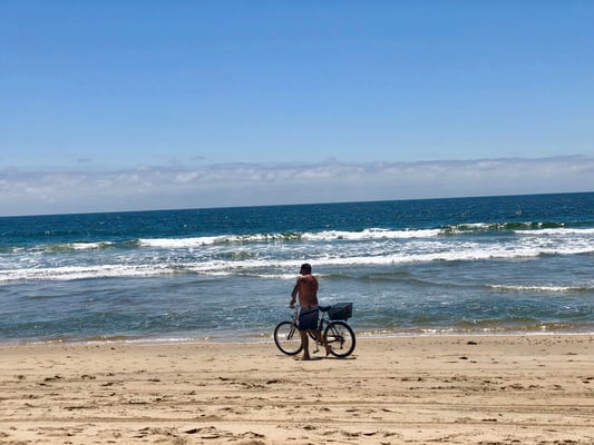 ...schieben andere ihr Velo spatzieren.