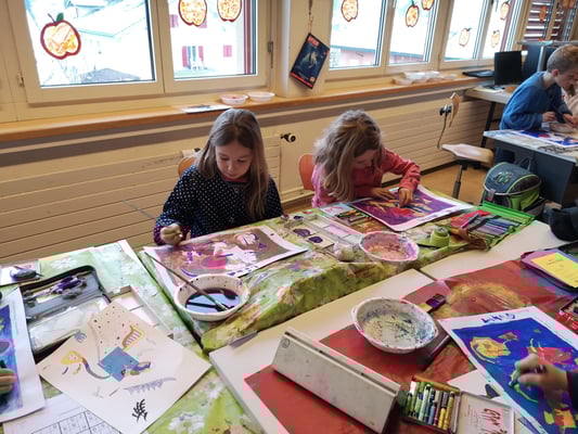 Aus Formen und Farben entstehen bunte Kunstwerke.