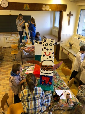 Die Schüler gestalten bunte Totems. 