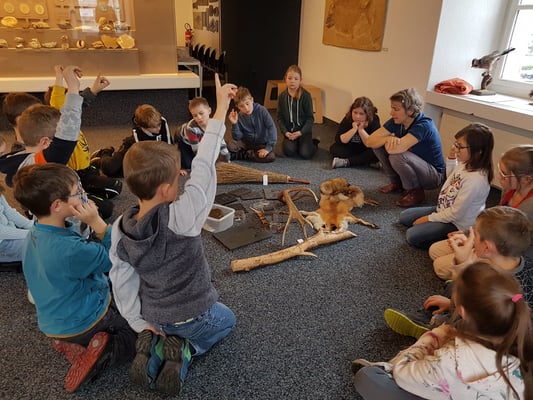 Die Schülerinnen und Schüler untersuchen verschiedene Materialien. 