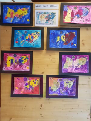 Aus Formen und Farben entsteht ein buntes Kunstwerk. 