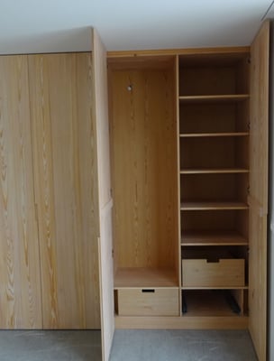 Einbauschrank Lärche Innengestaltung